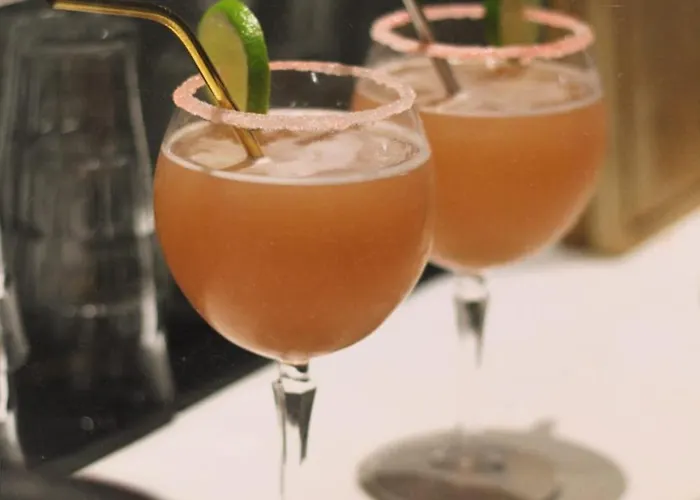 The People - Otel 2*